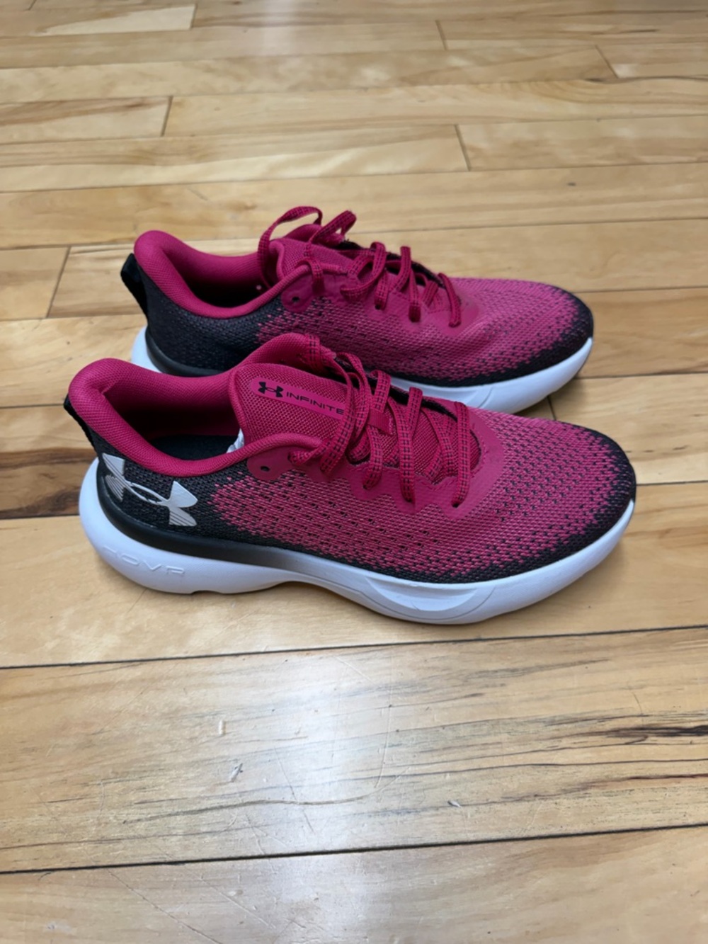 UNDER ARMOUR HOVR INFINITE ATHLETIC SNEAKER